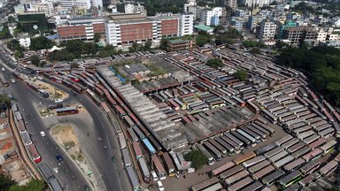 Dhaka, Bangladesch: Transportunternehmer streiken wegen der Erhöhung der Spritpreise. Auch Kollegen in Thailand und Indonesien organisierten Demonstrationen. 