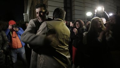 Kiril Petkov, links, und Asen Vasilev rechts feiern Wahlsieg 