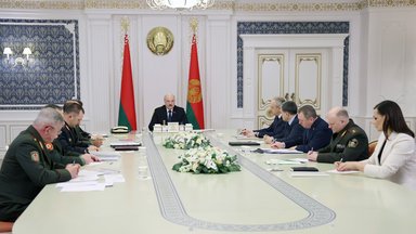 Der belarusische Präsident Alexander Lukaschenka (Mitte) hält eine Sitzung zur Lage an der beralrusisch-polnischen Grenze ab. 