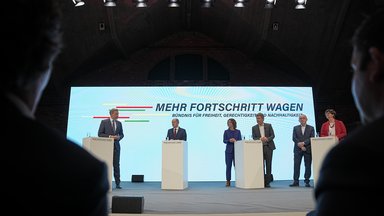Christian Lindner, Parteivorsitzender der FDP (l-r), Olaf Scholz, SPD-Kanzlerkandidat und geschäftsführender Bundesfinanzminister, Annalena Baerbock, Bundesvorsitzende von Bündnis 90/Die Grünen, Robert Habeck, Bundesvorsitzender von Bündnis 90/Die Grünen, Norbert Walter-Borjans, Bundesvorsitzender der SPD und Saskia Esken, Bundesvorsitzende der SPD.