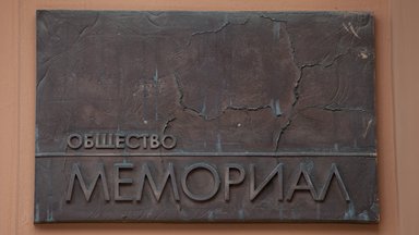 Das Schild der russischen Menschenrechtsorganisation Memorial an der Eingangstür der Zentrale in Moskau.