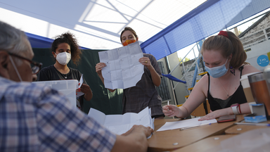Eine Frau zählt die Stimmen der chilenischen Parlamentswahlen 2021 in einem Wahllokal in Providencia, Santiago, Chile am 21. November 2021.