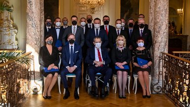 Der tschechische Präsident Milos Zeman, Mitte in der ersten Reihe, ernannte am 17. Dezember 2021 die Minister des neuen tschechischen Kabinetts von Petr Fiala, das sich aus fünf Parteien zusammensetzt - ODS, KDU-CSL, TOP 09, Piraten und STAN.