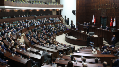 Recep Tayyip Erdogan hält eine Rede während der Fraktionssitzung seiner Partei in der großen türkischen Nationalversammlung in Ankara, Türkei, am 1. Dezember 2021. 