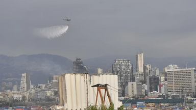 Ein Blick auf die beschädigten Getreidesilos, die nach einem wochenlangen Feuer im Hafen von Beirut, Libanon, teilweise eingestürzt sind