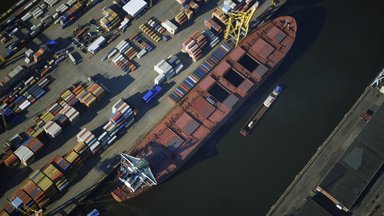 Containerschiff im Hamburger Hafen