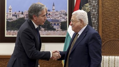 US-Außenminister Antony Blinken, links, und Palästinenserführer Mahmoud Abbas schütteln sich nach ihrem Treffen in der Stadt Ramallah im Westjordanland die Hände