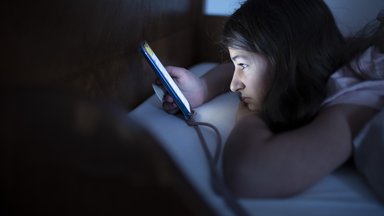 Thema: Maedchen am Schreibtisch