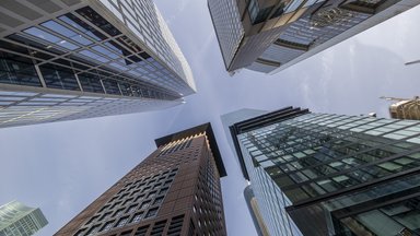 Blick nach oben in den Frankfurter Hochhausschluchten. 