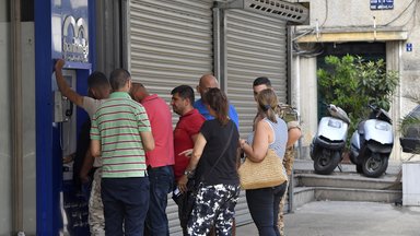  Viele Banken wurden im Libanon geschlossen, da immer mehr Menschen verzweifelt versuchten, Geld von Konten abzuheben, die aufgrund der lähmenden Finanzkrise des Landes eingefroren sind. 