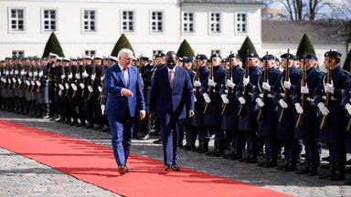 Bundespräsident Frank-Walter Steinmeier (l) begrüßt William Samoei Ruto, Präsident von Kenia, mit militärischen Ehren vorm Schloss Bellevue. 