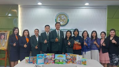 Dr. Pimrapaat Dusadeeisariyakul (FNF Thailand), Department of Local Administration officials, Bangkadi Town Municipality officials