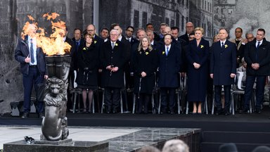 Bundespräsident Frank-Walter Steinmeier (vorn 2.v.l) und seine Frau Elke Büdenbender (l) sowie Izchak Herzog (4.v.l), Präsident von Israel und seine Frau Michal Herzog (3.v.l) nehmen zusammen mit Andrzej Duda, Präsident von Polen, und seiner Frau Agata Kornhauser-Duda an der Gedenkfeier zum 80. Jahrestag des Aufstandes im Warschauer Ghetto am Platz vor dem Denkmal für die Helden des Ghetto teil