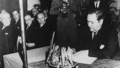 C. Schmid bei Unterzeichnung Grundgesetz Gruendung der Bundesrepublik Deutschland