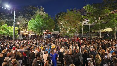 Menschen versammeln sich am 3. Mai 2023 in der Nähe des Ortes einer Schießerei in einer Schule in Belgrad, Serbien. 