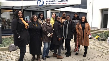 Gruppenfoto vor der FNF 