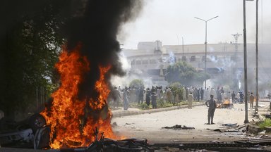 Anhänger des ehemaligen pakistanischen Premierministers Imran Khan blockieren eine Straße, um gegen die Verhaftung ihres Anführers zu protestieren, in Peshawar, Pakistan, Mittwoch, 10. Mai 2023