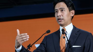 Pita Limjaroenrat, Vorsitzender der Move Forward Partei, spricht nach den thailändischen Parlamentswahlen im Hauptquartier der Move Forward Party in Bangkok, Thailand, zu den Medien.