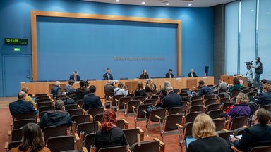Journalisten nehmen an einer Pressekonferenz von Gesundheitsminister Spahn und anderen Experten teil. 