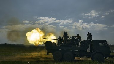 Ukrainische Soldaten feuern eine Kanone in der Nähe von Bakhmut ab, einer Stadt im Osten des Landes, in der heftige Kämpfe gegen russische Truppen stattfinden, in der Region Donezk, Ukraine,
