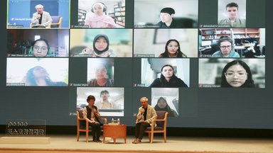 Displaying the moderator and speaker on the stage