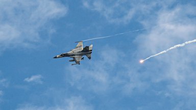 Ein taiwanesischer Kampfjet der IDF feuert während einer zweitägigen Übung im Bezirk Pingtung in Taiwan Leuchtraketen ab, während die militärische Bedrohung durch China zunimmt.