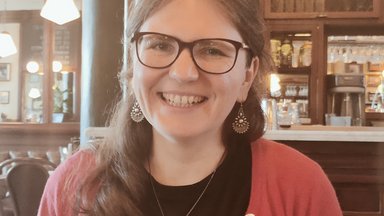 Foto 
  Sarah
 
  Holz
