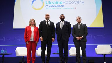 Die deutsche Bundesministerin für wirtschaftliche Zusammenarbeit und Entwicklung Svenja Schulze, der ukrainische Ministerpräsident Denys Schmyhal, der britische Außenminister James Cleverly und der Schweizer Außenminister Ignazio Cassis bei der Abschlussveranstaltung am zweiten und letzten Tag der Ukraine Recovery Conference (URC) in London