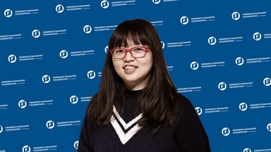 Foto 
  Ya-Wei 
 
  Chou
