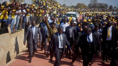 Der Vorsitzende der größten Oppositionspartei Citizens Coalition for Change (CCC), Nelson Chamisa, nimmt an einer Wahlkundgebung teil, die von Anhängern der CCC-Partei im Vorfeld der Parlamentswahlen in Simbabwe organisiert wurde.