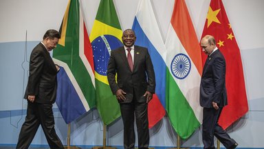 Der chinesische Präsident Xi Jinping (L), der südafrikanische Präsident Cyril Ramaphosa (C) und der russische Präsident Valdimir Putin