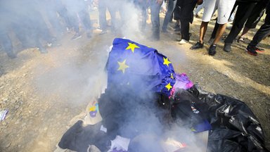 EU-Flagge und LGBTQ-Flagge in Georgien