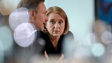 Lisa Paus, Bundesministerin für Familie, Senioren, Frauen und Jugend, und Christian Lindner, Bundesminister der Finanzen. 