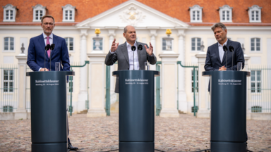 Bundeskanzler Olaf Scholz (SPD, M), Christian Lindner (FDP, l), Bundesminister der Finanzen, und Robert Habeck (Bündnis 90/Die Grünen, r), Bundesminister für Wirtschaft und Klimaschutz, nehmen am Pressesstatement nach der Halbzeit-Klausur des Bundeskabinetts vor Schloss Meseberg teil.