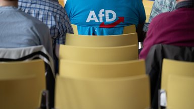 Mann trägt AFD T-Shirt 