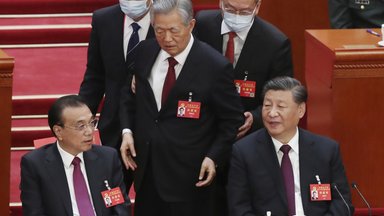 Hu Jintao wird auf dem 20. Parteikongress im Oktober 2022 aus dem Kongresssaal geführt.