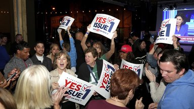 Wähler reagieren auf die Verabschiedung einer Maßnahme zur Änderung der Staatsverfassung und zur Einführung eines Rechts auf Abtreibung in Ohio am 7. November 2023. 