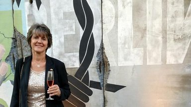 Katrin Eloseily vor der Mauer in der Botschaft in DC