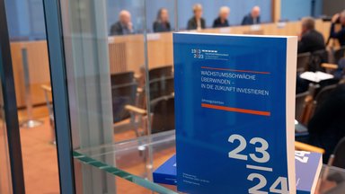 Bericht der Wirtschaftswaisen des Jahresgutachtens 2023/24 - Sachverstaendigenrat zur Begutachtung der gesamtwirtschaftlichen Entwicklung in der Bundespressekonferenz, Berlin 