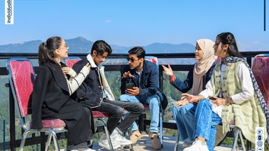 Individualland Hybrid course finalist engaged in discussion 