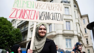 Antizionistischer Slogan auf Demonstration anlässlich des "Al-Kuds-Tag" in Berlin 2015