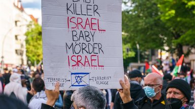 Die Behauptung dieses Demonstrierenden im Mai 2021, Israel ermorde gezielt Kinder, soll den jüdischen Staat als moralisch verkommen dämonisieren.