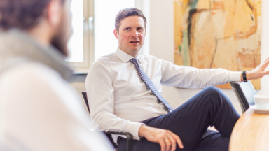 Dr. Florian Toncar während des Gesprächs mit Vincent Stäßer