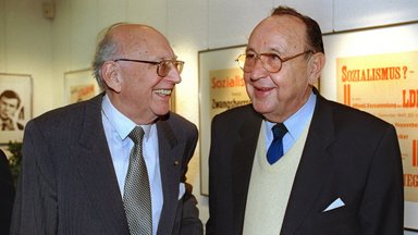 Der ehemalige Bundesminister und Fraktionschef der FDP, Wolfgang Mischnick (l) unterhält sich mit dem ehemaligen Außenminister Hans-Dietrich Genscher 