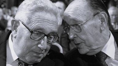 Der ehemalige US-Außenminister Henry Kissinger (L) und der ehemalige deutsche Außenminister Hans-Dietrich Genscher