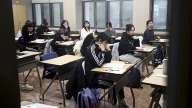 Schüler warten darauf, den jährlichen College Scholastic Ability Test an einer Schule abzulegen