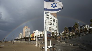 Regenbogen über Tel Aviv am Strand