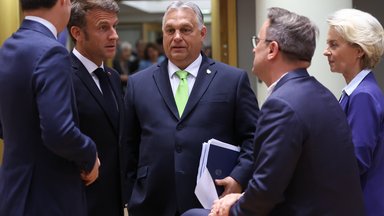 Ministerpräsident Alexander De Croo , der französische Präsident Emmanuel Macron , der ungarische Premierminister Viktor Orban, der luxemburgische Premierminister Xavier Bettel und die Präsidentin der Europäischen Kommission Ursula von der Leyen