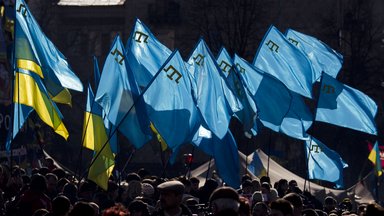 Demonstranten halten ukrainische und krimtatarische Flaggen während einer Demonstration zur Unterstützung der Krimtataren auf dem Unabhängigkeitsplatz in Kiew, Ukraine, Samstag, 8. März 2014. 