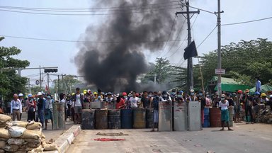 Rauch steigt aus dem Material auf, das von Demonstranten während eines Protestes gegen den Militärputsch in Mayanmar angezündet wurde, um eine Straße zu blockieren